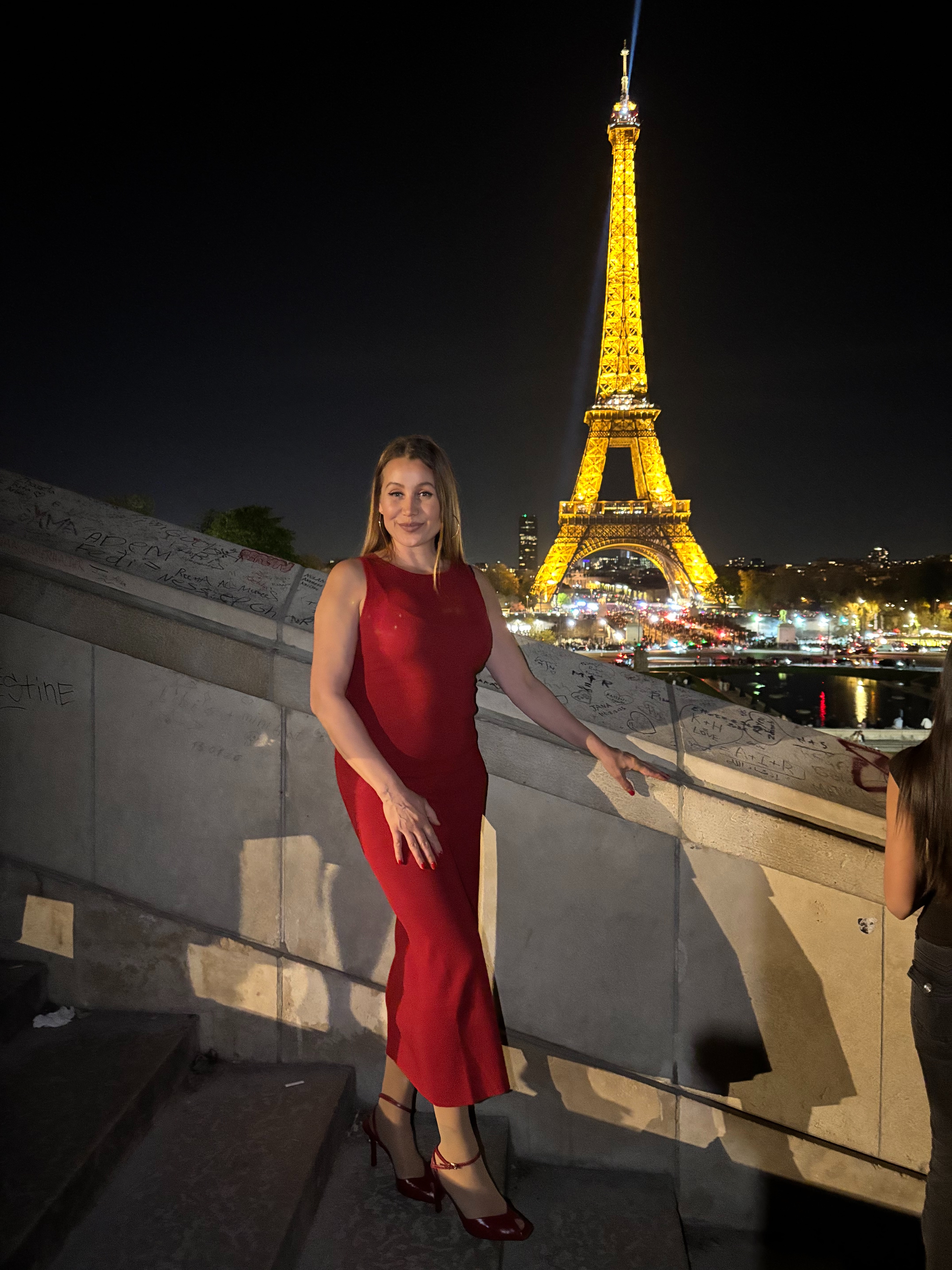 Abendlicher Blick auf den Eiffelturm in Paris